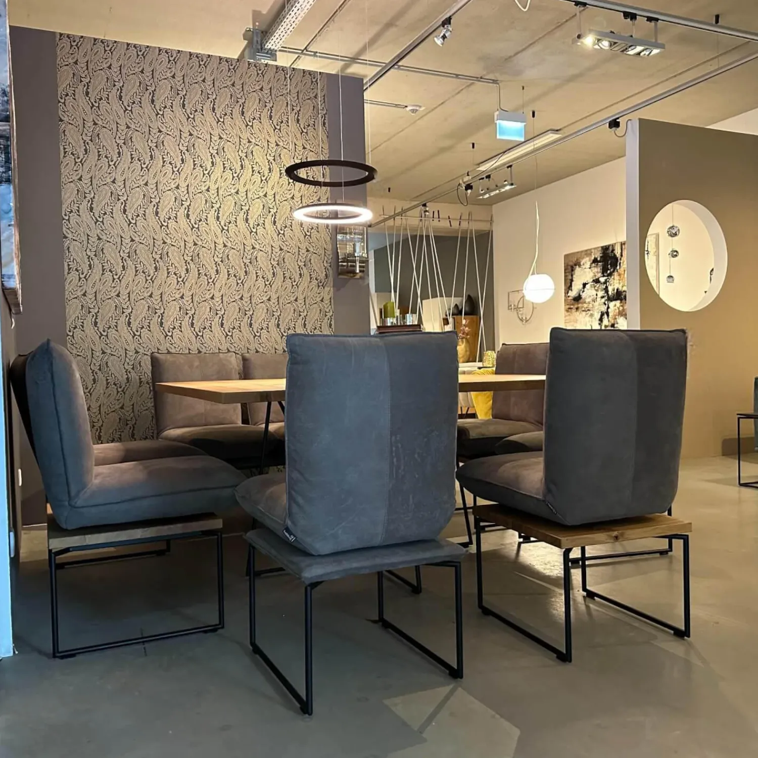 Bullfrog Stuhlsets|Sitzgruppe Tablo Leder Navajo Elefant 2020 63 Plateau Alteiche Und Plateau Bezogen Leder Untergestell Pulverbeschichtet Schwarz Matt Ohne Tisch