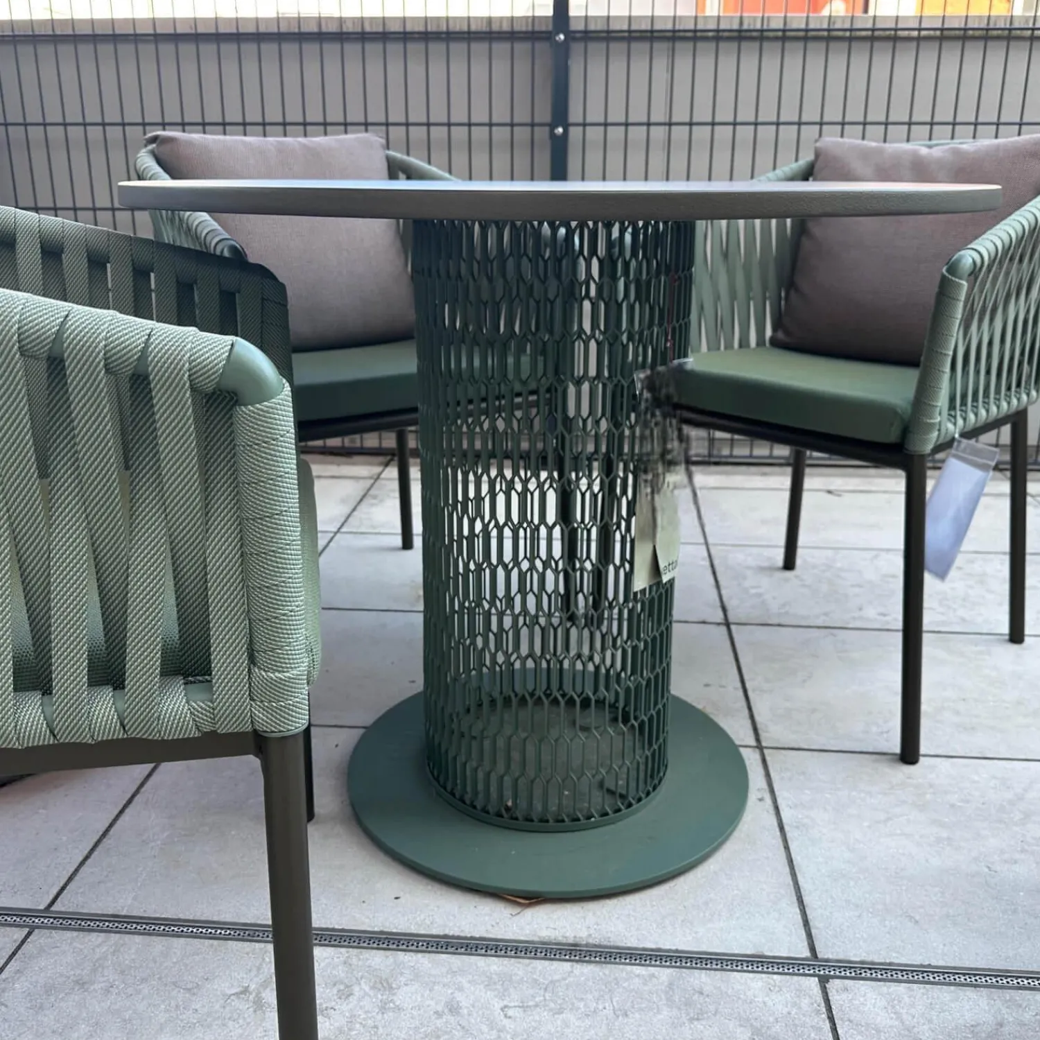 Kettal Essgruppen|Sitzgruppe Tisch Comedo Platte Aluminium Bronze Stuhl Bitta Bandgeflecht Bucket Rope Z21 Grün Gestell Aluminium Schwarz