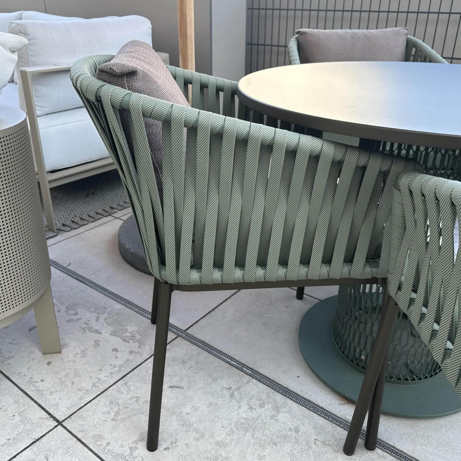 Kettal Essgruppen|Sitzgruppe Tisch Comedo Platte Aluminium Bronze Stuhl Bitta Bandgeflecht Bucket Rope Z21 Grün Gestell Aluminium Schwarz