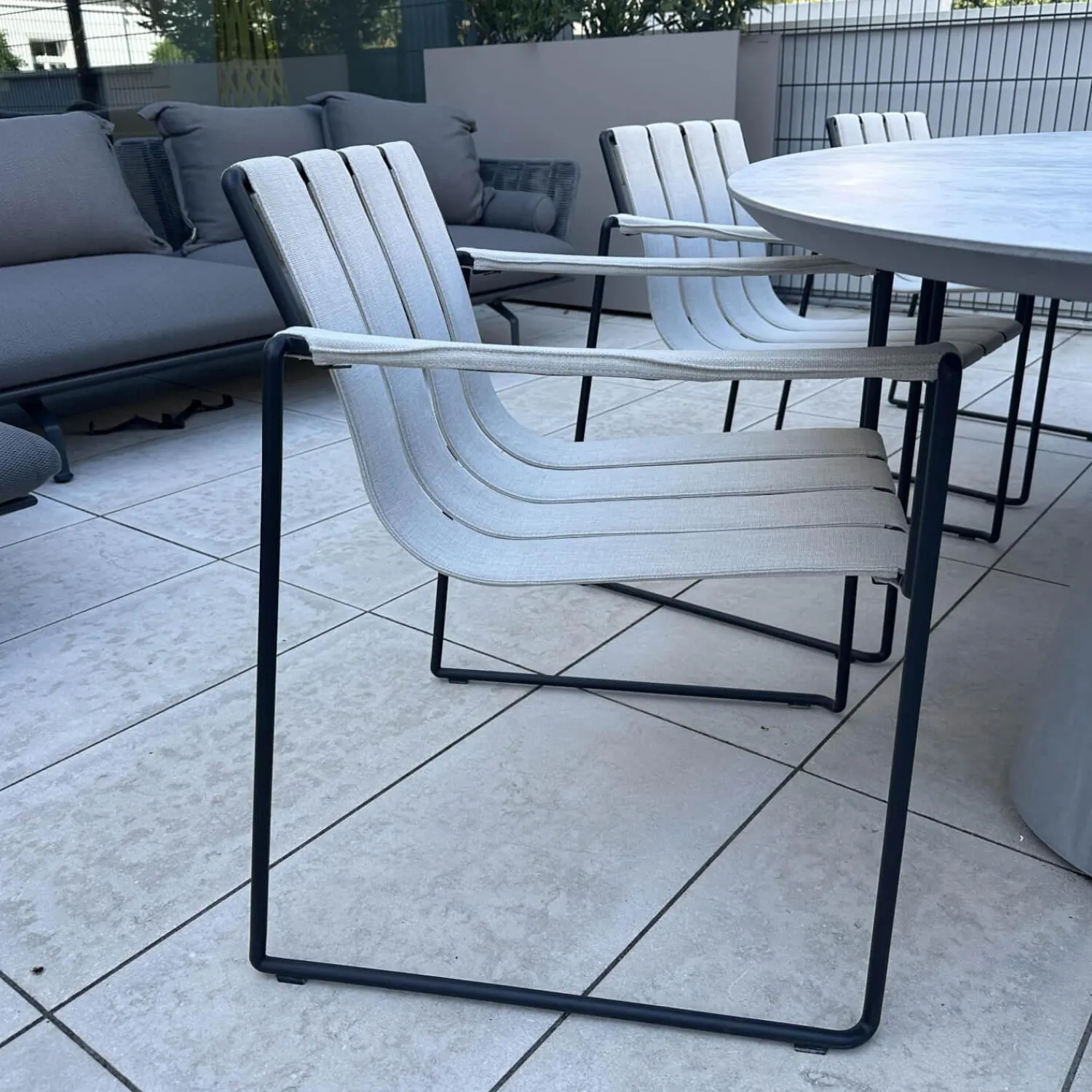 Royal Botania Essgruppen|Sitzgruppe Tisch Conix Ellipse Platte Beton Cement Grau Stuhl Strappy 55 Polster Natural Linen Beige Gestell Anthrazit