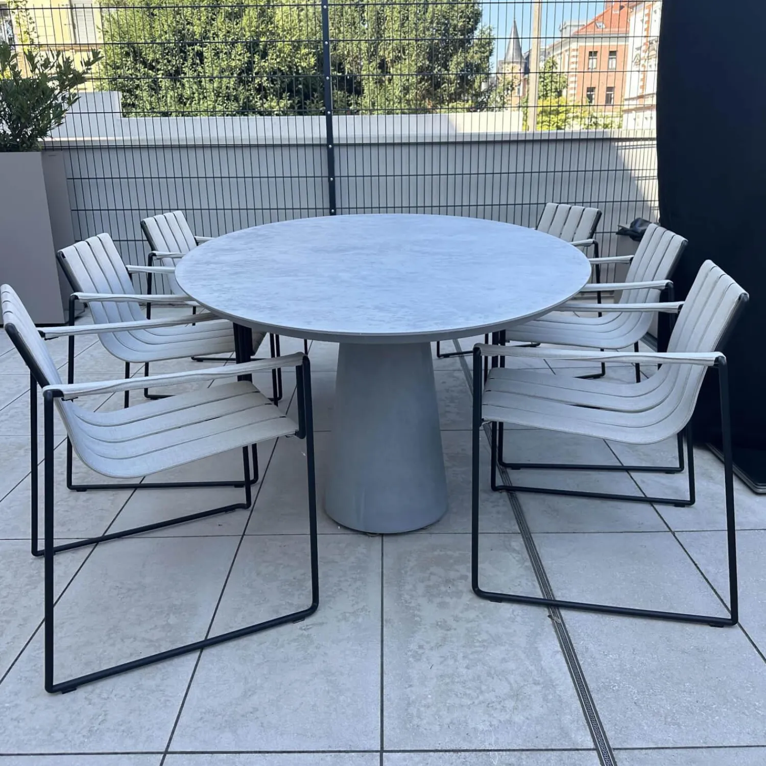 Royal Botania Essgruppen|Sitzgruppe Tisch Conix Ellipse Platte Beton Cement Grau Stuhl Strappy 55 Polster Natural Linen Beige Gestell Anthrazit