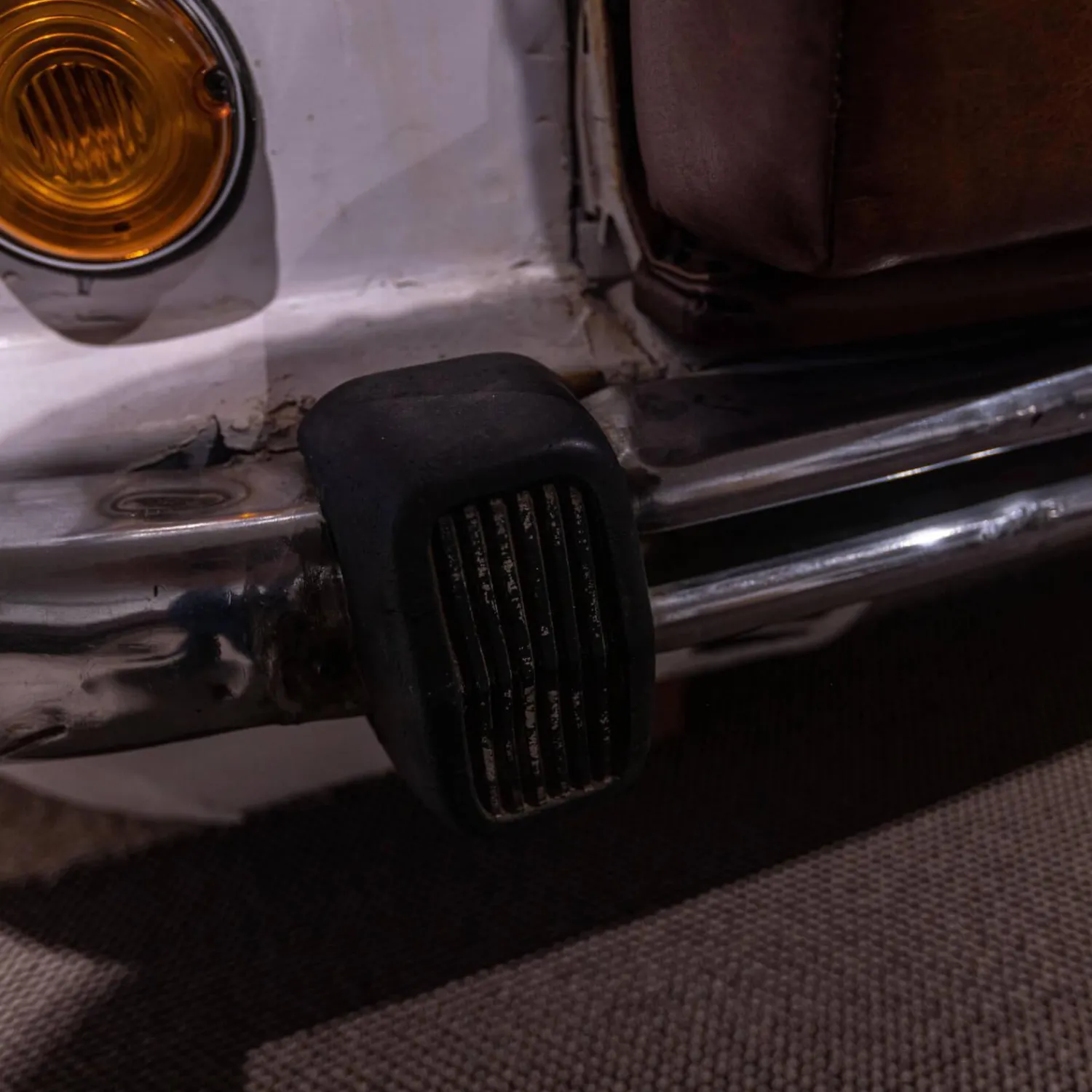 Eigene Herstellung 2-Sitzer-Sofas|Sofa 21688 Autoform Ambassador mit Scheinwerfern Leder/Metall weiß braun-rot Vintage