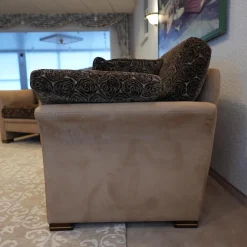 Finkeldei Polstergruppen|Sofa 2,5 sitzig und Sessel Batavia 619 Bezug Dunkelbraun Dunkelbeige Füße Nussbaum dunkel