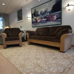 Finkeldei Polstergruppen|Sofa 2,5 sitzig und Sessel Batavia 619 Bezug Dunkelbraun Dunkelbeige Füße Nussbaum dunkel