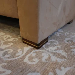 Finkeldei Polstergruppen|Sofa 2,5 sitzig und Sessel Batavia 619 Bezug Dunkelbraun Dunkelbeige Füße Nussbaum dunkel