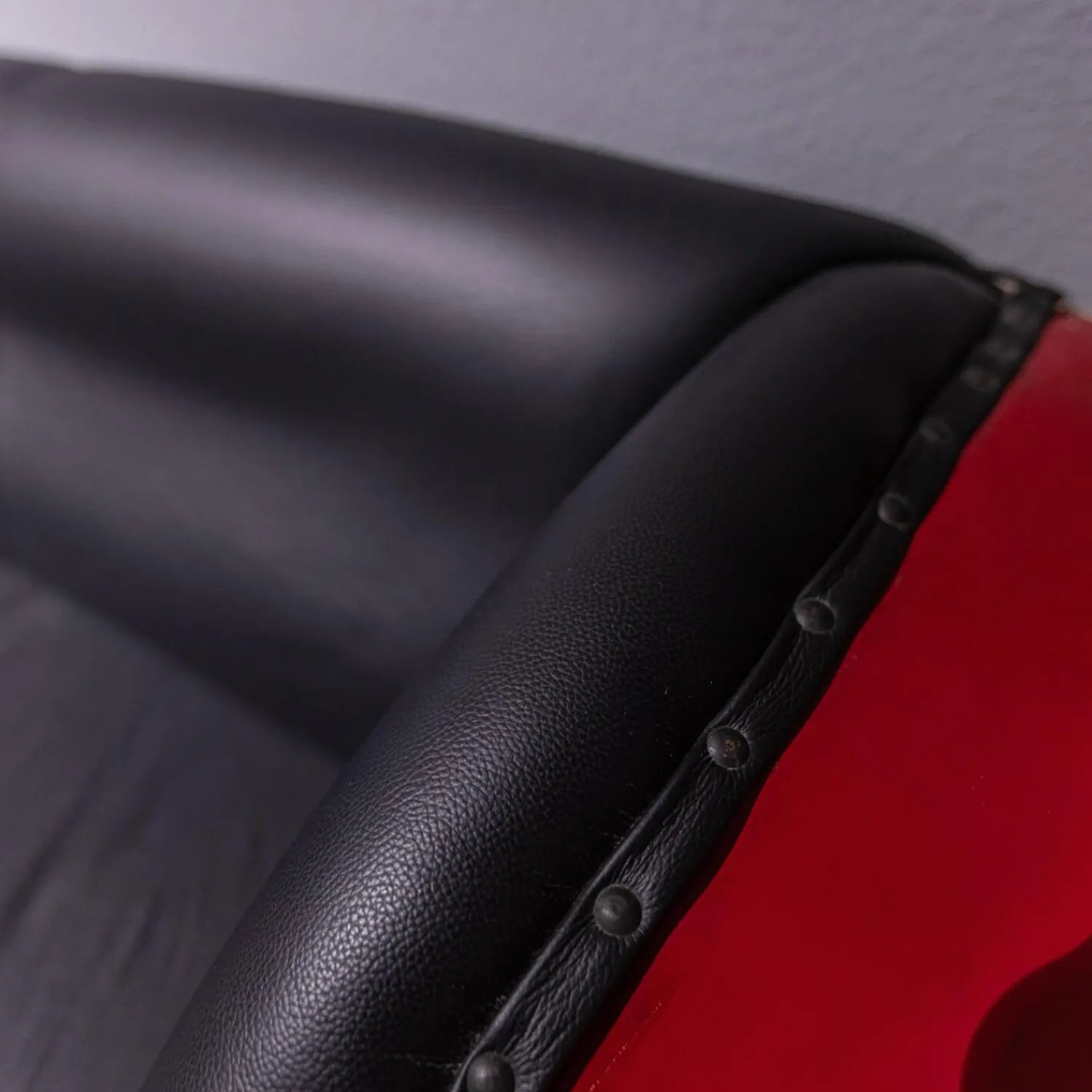 Eigene Herstellung 2-Sitzer-Sofas|Sofa 21689 Vintage Autoform Ambassador mit Scheinwerfern Leder/Metall schwarz-rot