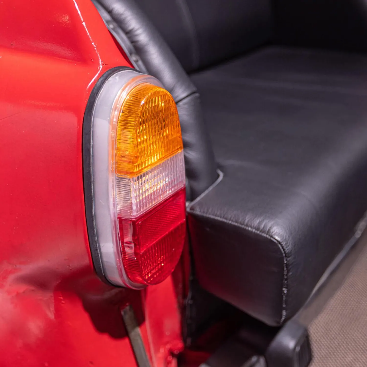 Eigene Herstellung 2-Sitzer-Sofas|Sofa 21689 Vintage Autoform Ambassador mit Scheinwerfern Leder/Metall schwarz-rot