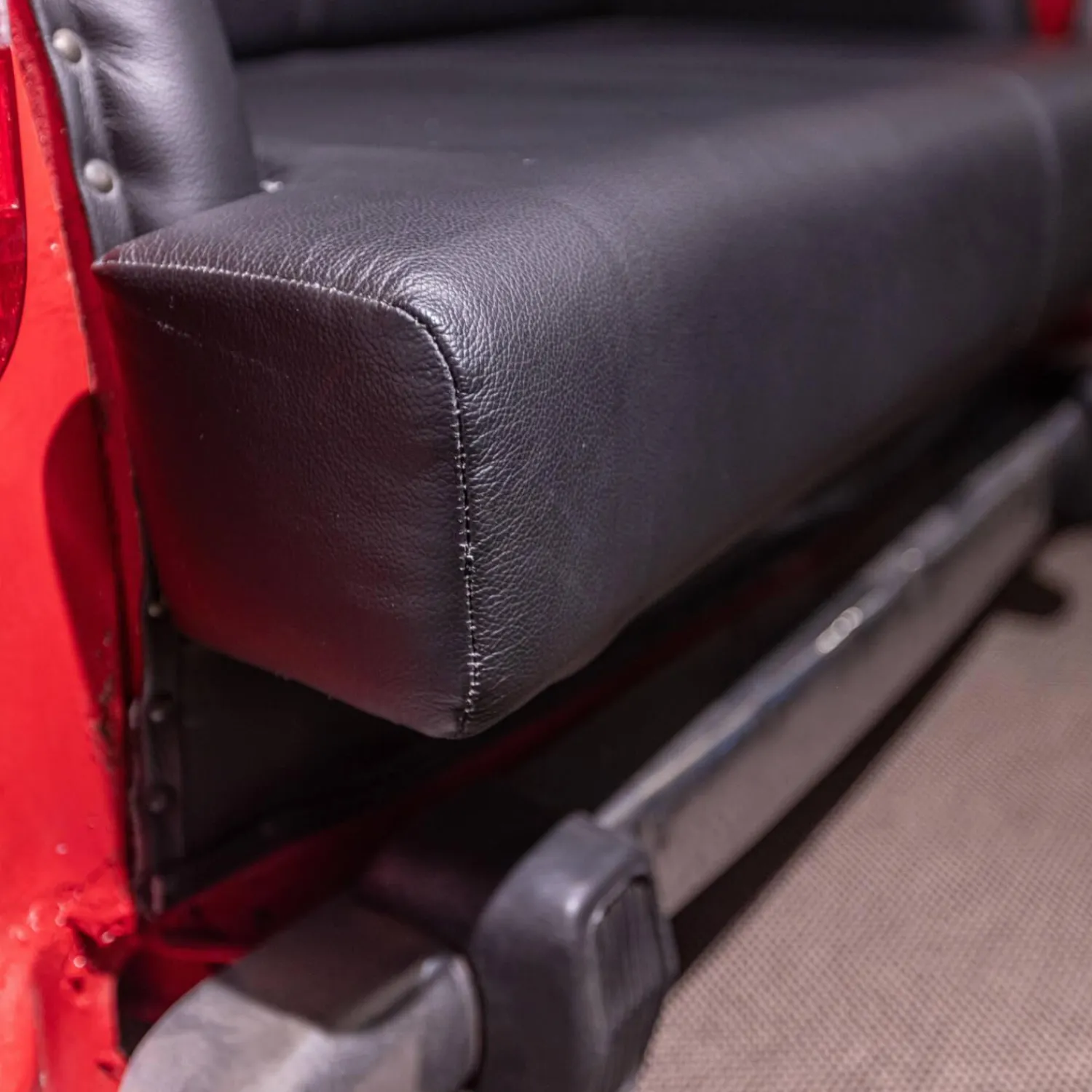 Eigene Herstellung 2-Sitzer-Sofas|Sofa 21689 Vintage Autoform Ambassador mit Scheinwerfern Leder/Metall schwarz-rot