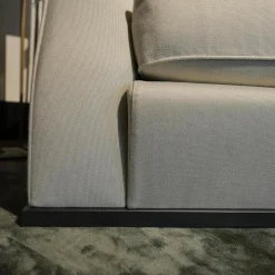 Flexform 2-Sitzer-Sofas|Sofa Alfred Bezug Stoff Empoli N. 930 Extra Grau Gestell Massivholz Füße Metall Brüniert Schwarz