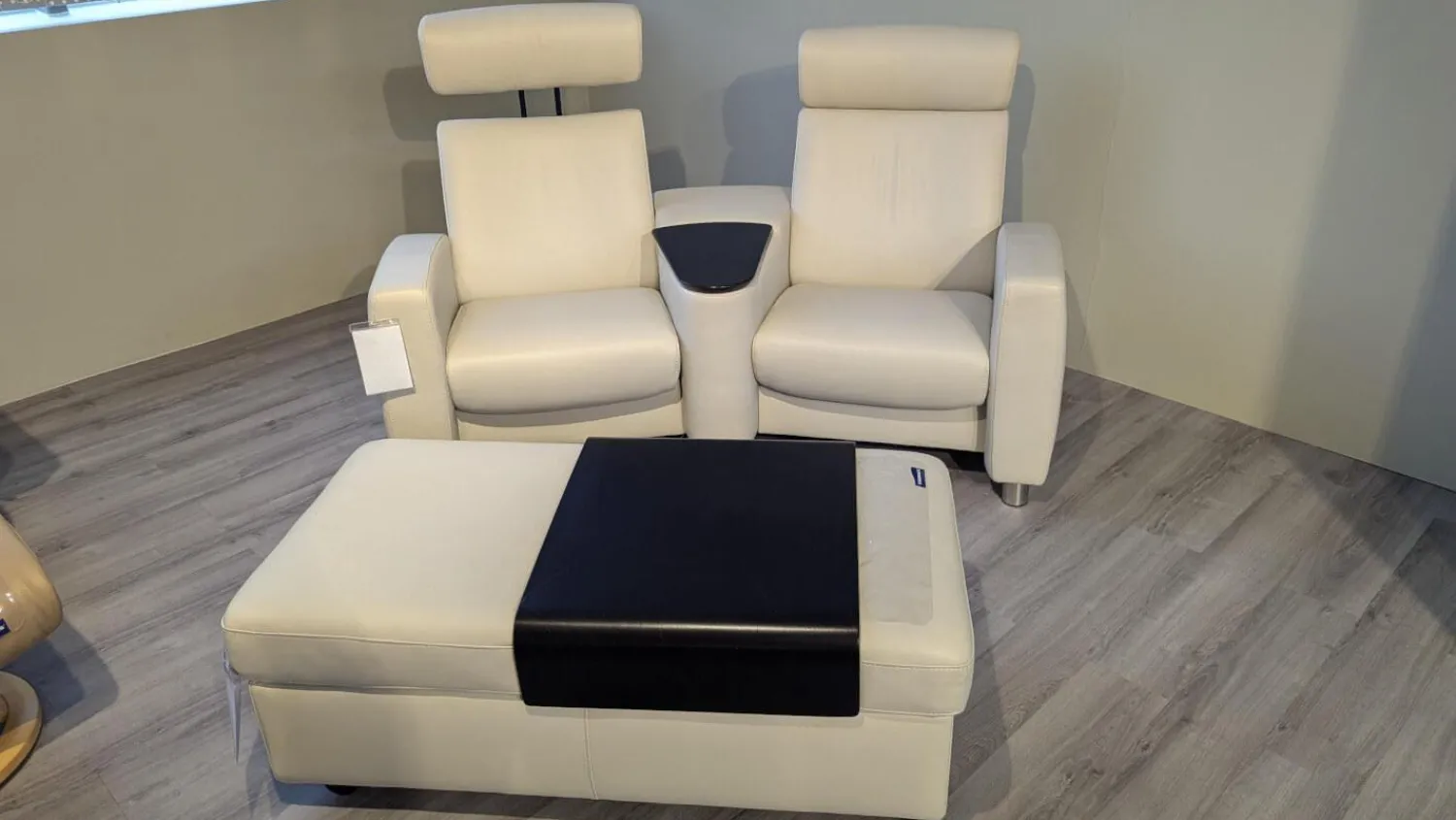 Stressless 2-Sitzer-Sofas|Sofa Arion Leder Paloma Light Grey Grau Stahlfuß 001 Edelstahl Poliert Holzteile Wenge Kopfstütze Höhenverstellbar Inklusive Hocker Mit Tischablage