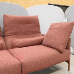 COR 2-Sitzer-Sofas|Sofa Avalanche Stoff 9202 Dunkelrot Rot Ablage Und Gestell Lack RAL 3009 Oxidrot Rot Mit Hocker