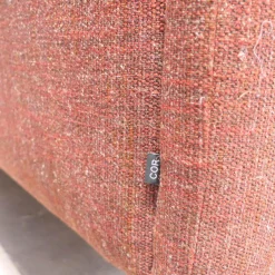 COR 2-Sitzer-Sofas|Sofa Avalanche Stoff 9202 Dunkelrot Rot Ablage Und Gestell Lack RAL 3009 Oxidrot Rot Mit Hocker