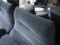 COR 2-Sitzer-Sofas|Sofa Avalanche Stoff 8145 Dunkelgrau Fuß M21 Lack Anthrazit Mit Hocker Und Lendenrollen