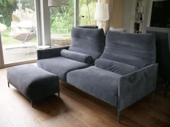 COR 2-Sitzer-Sofas|Sofa Avalanche Stoff 8145 Dunkelgrau Fuß M21 Lack Anthrazit Mit Hocker Und Lendenrollen