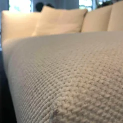 Knoll International 2-Sitzer-Sofas|Sofa Avio Stoff Capraia 01CP Weiß mit Marmortisch