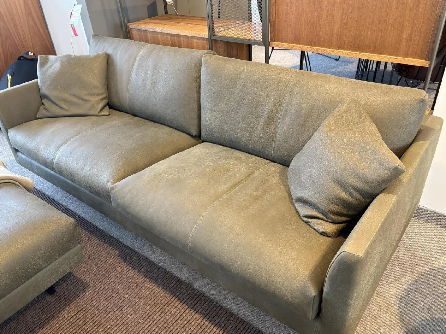 Montis 2-Sitzer-Sofas|Sofa Axel Leder Novara Turtle Grün Grau Füße Stahl Lackiert Schwarz Inklusive Hocker Ohne Decke