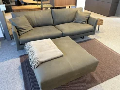 Montis 2-Sitzer-Sofas|Sofa Axel Leder Novara Turtle Grün Grau Füße Stahl Lackiert Schwarz Inklusive Hocker Ohne Decke