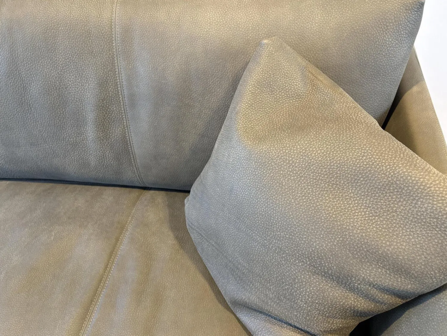 Montis 2-Sitzer-Sofas|Sofa Axel Leder Novara Turtle Grün Grau Füße Stahl Lackiert Schwarz Inklusive Hocker Ohne Decke