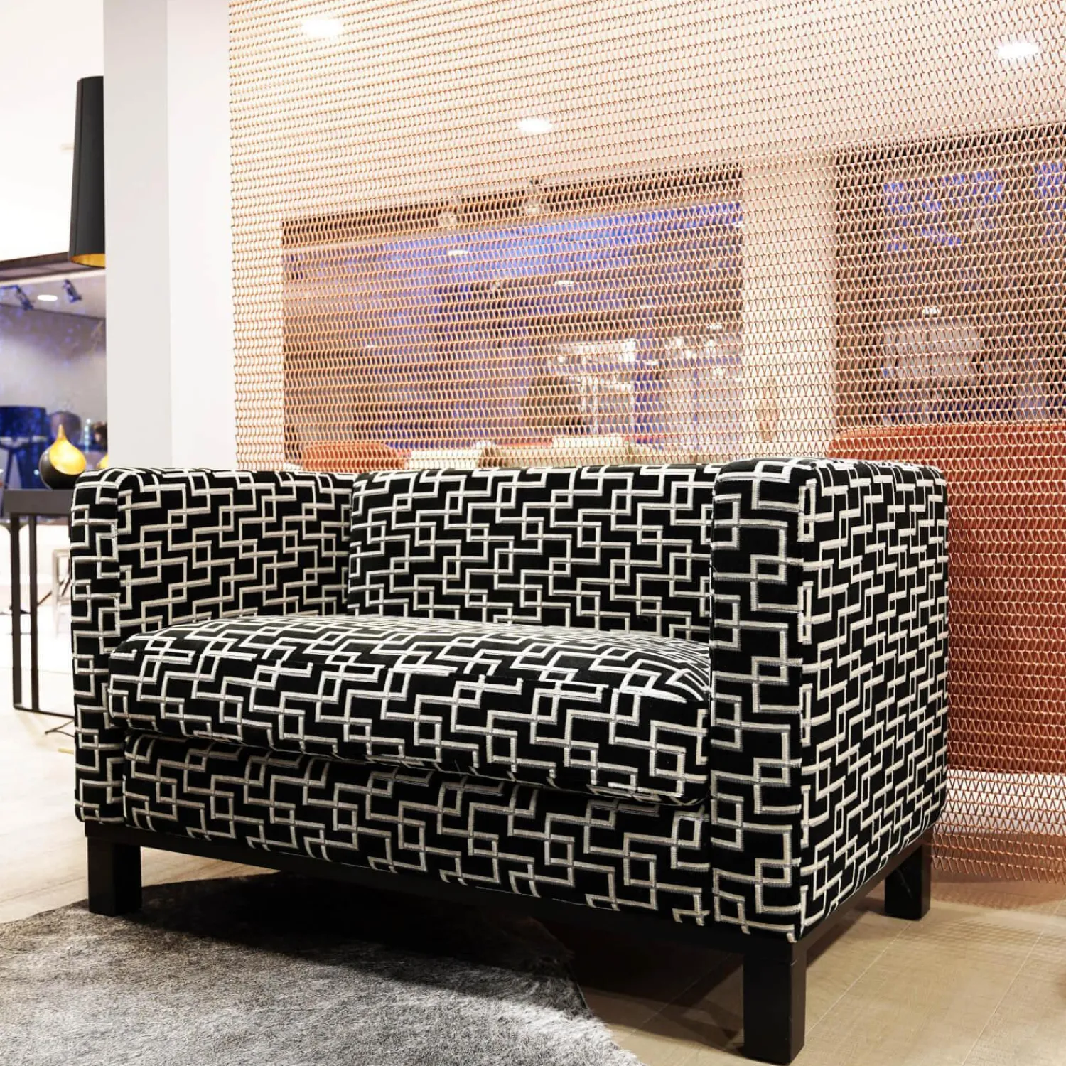 Lambert 2-Sitzer-Sofas|Sofa Bella Bezug Stoff 83567 Eileen Schwarz/Grau Rahmen Und Füße Massivholz Schwarz Gebeizt