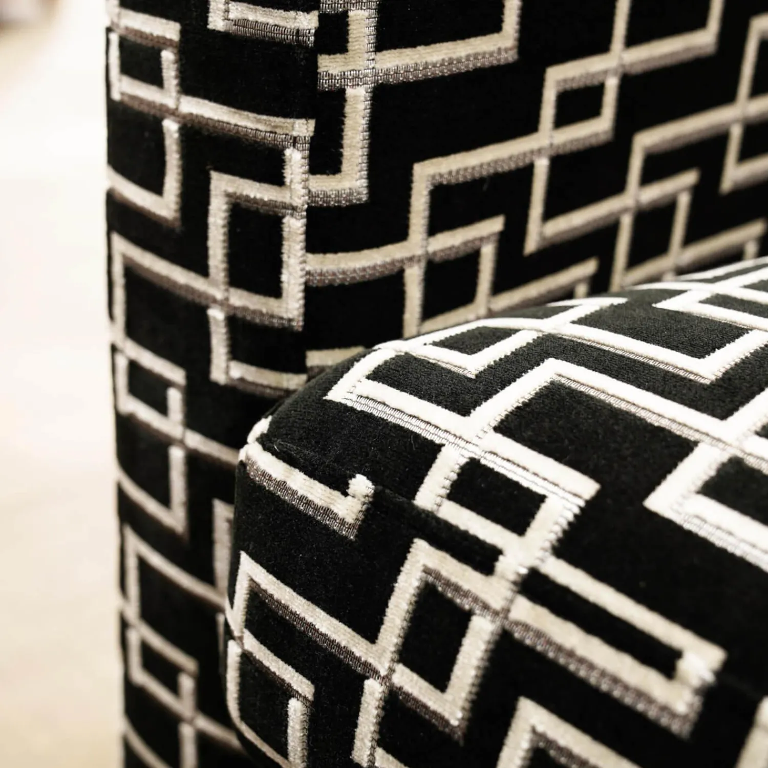 Lambert 2-Sitzer-Sofas|Sofa Bella Bezug Stoff 83567 Eileen Schwarz/Grau Rahmen Und Füße Massivholz Schwarz Gebeizt