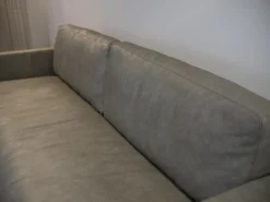 Tommy M 2-Sitzer-Sofas|Sofa Buster 1348L Bezug Leder Rhino Grau Füße Nickel Schwarz Inklusive Kissenstützen