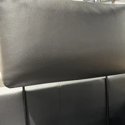 Rolf Benz 2-Sitzer-Sofas|Sofa Cara 009 In Leder 38.110 Verkehrschwarz Schwarz Niedriges Rückenkissen Sitzkomfort Classic Mit Kopfstütze Und Kissen