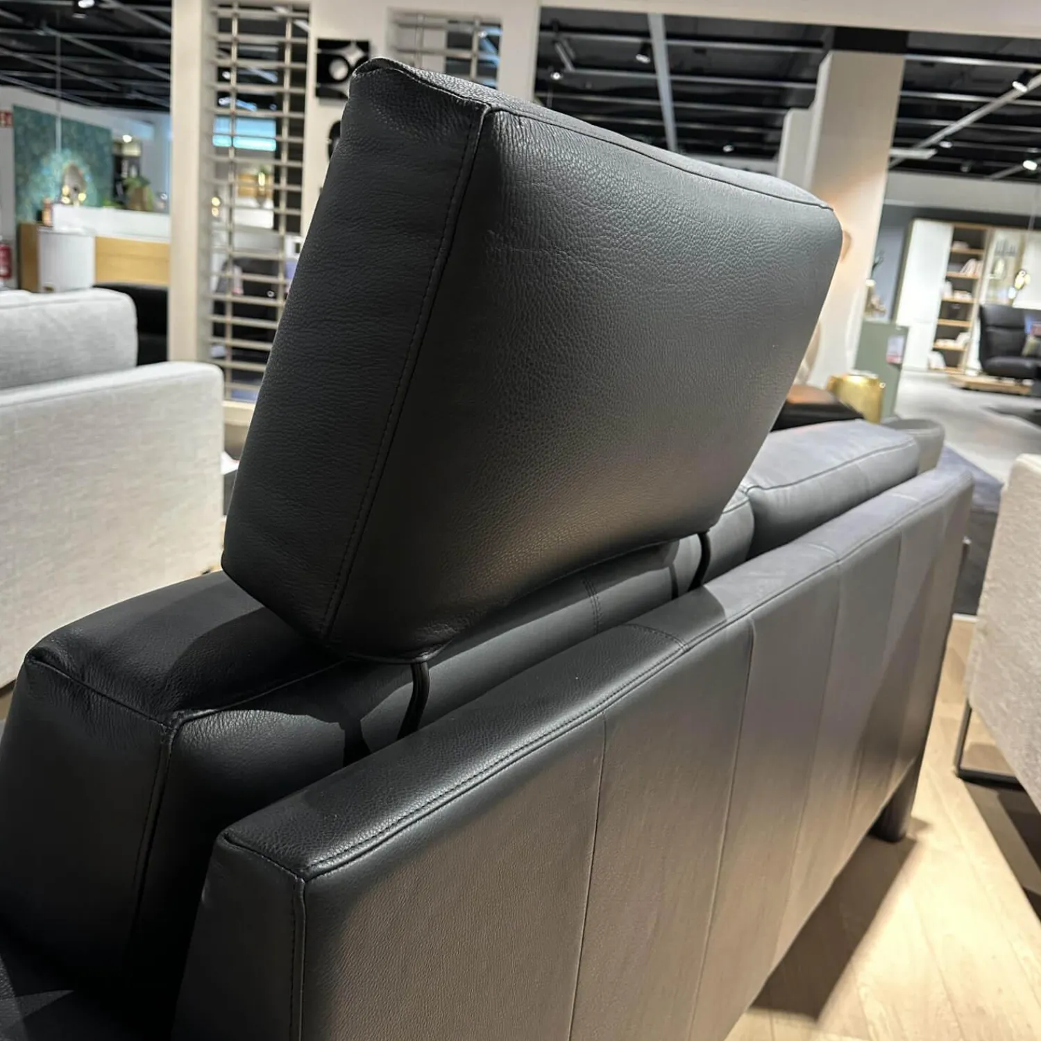 Rolf Benz 2-Sitzer-Sofas|Sofa Cara 009 In Leder 38.110 Verkehrschwarz Schwarz Niedriges Rückenkissen Sitzkomfort Classic Mit Kopfstütze Und Kissen