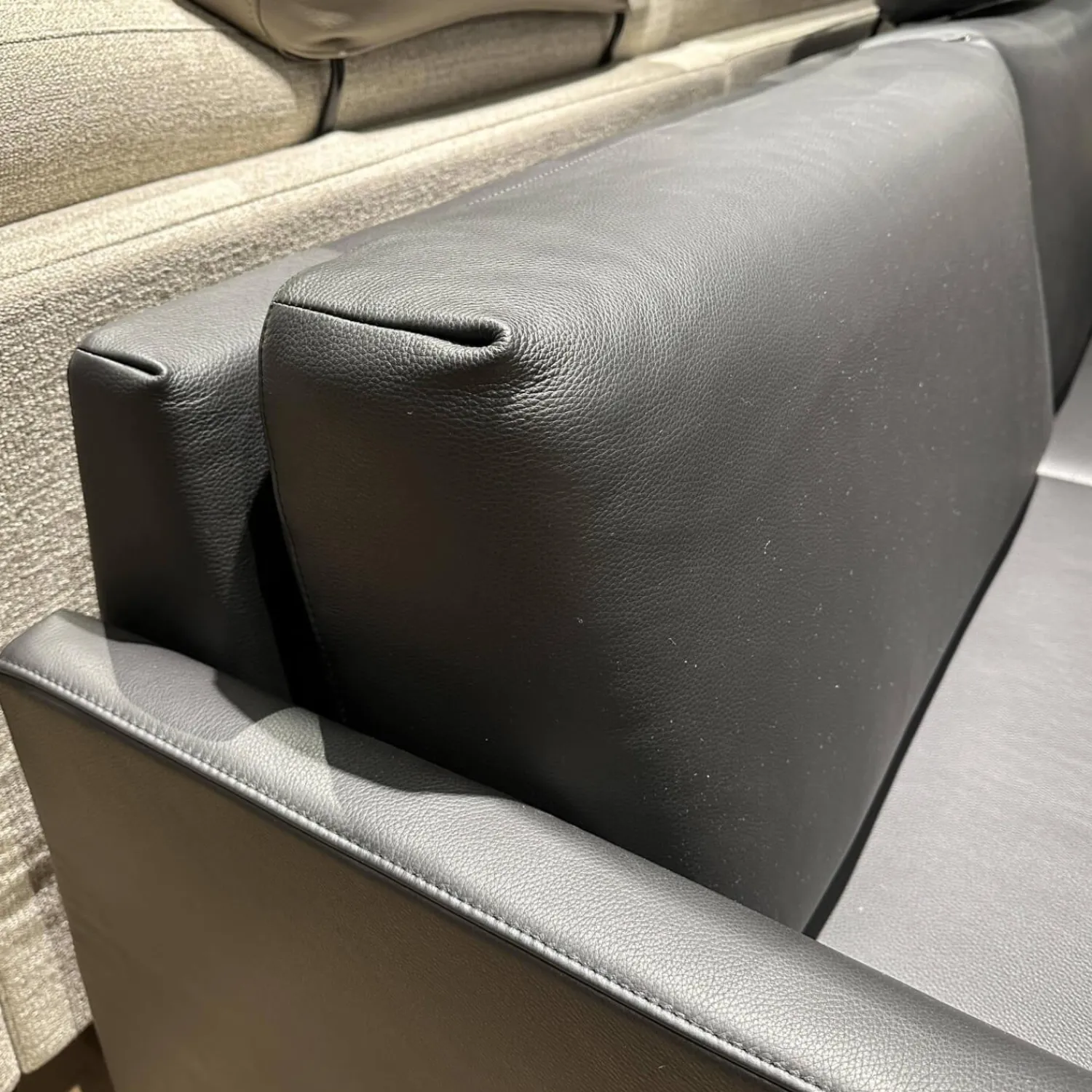 Rolf Benz 2-Sitzer-Sofas|Sofa Cara 009 In Leder 38.110 Verkehrschwarz Schwarz Niedriges Rückenkissen Sitzkomfort Classic Mit Kopfstütze Und Kissen