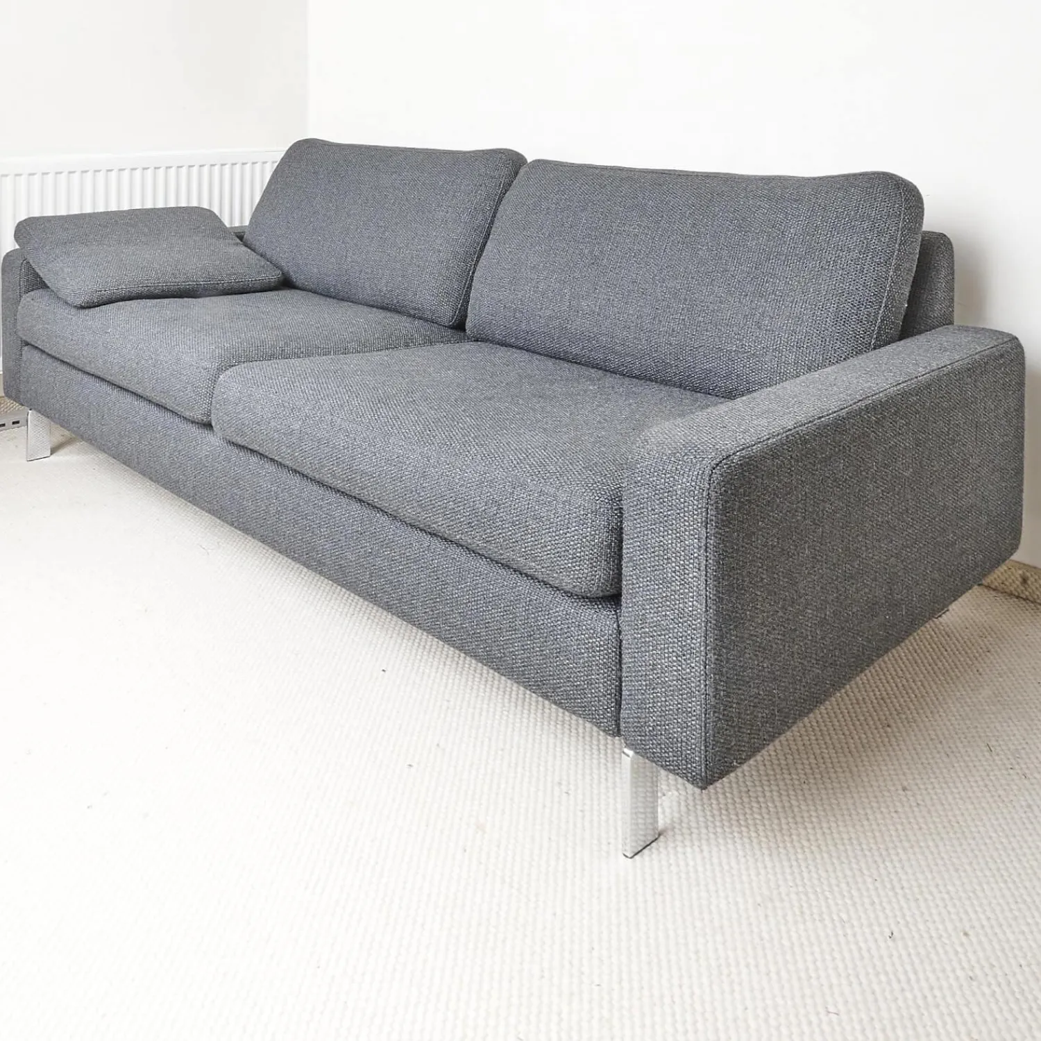 COR 2-Sitzer-Sofas|Sofa Conseta Bezug Stoff 5010 Anthrazit Schmalfuß Chrom Bodenfrei Inklusive 2 Kissen