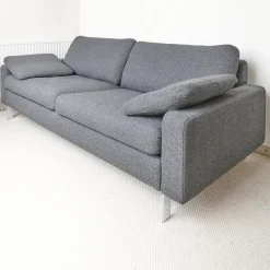 COR 2-Sitzer-Sofas|Sofa Conseta Bezug Stoff 5010 Anthrazit Schmalfuß Chrom Bodenfrei Inklusive 2 Kissen