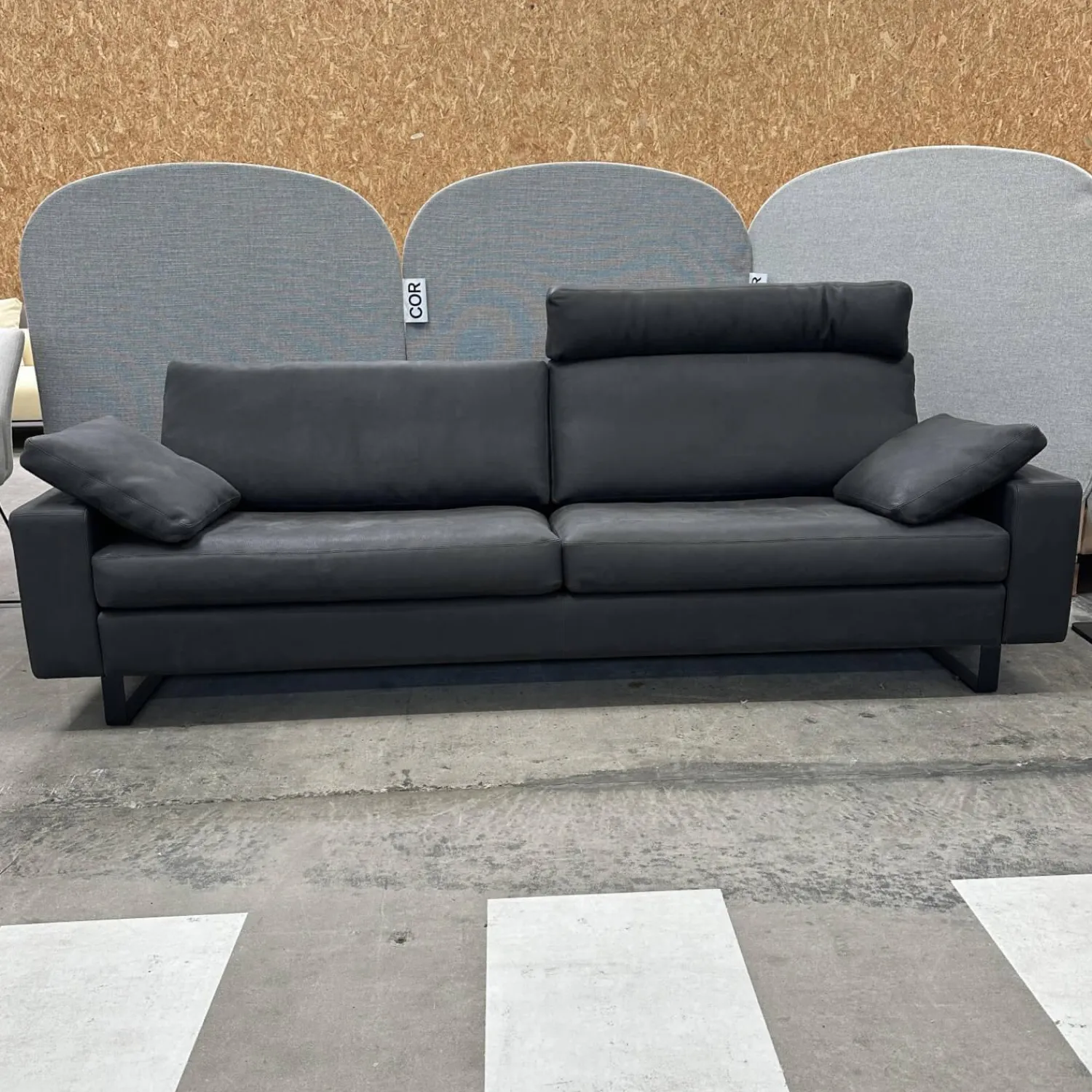 COR 2-Sitzer-Sofas|Sofa Conseta Leder 423 Schwarz Gestell Metallkufen Schwarz Pulverbeschichtet Inklusive Kissen