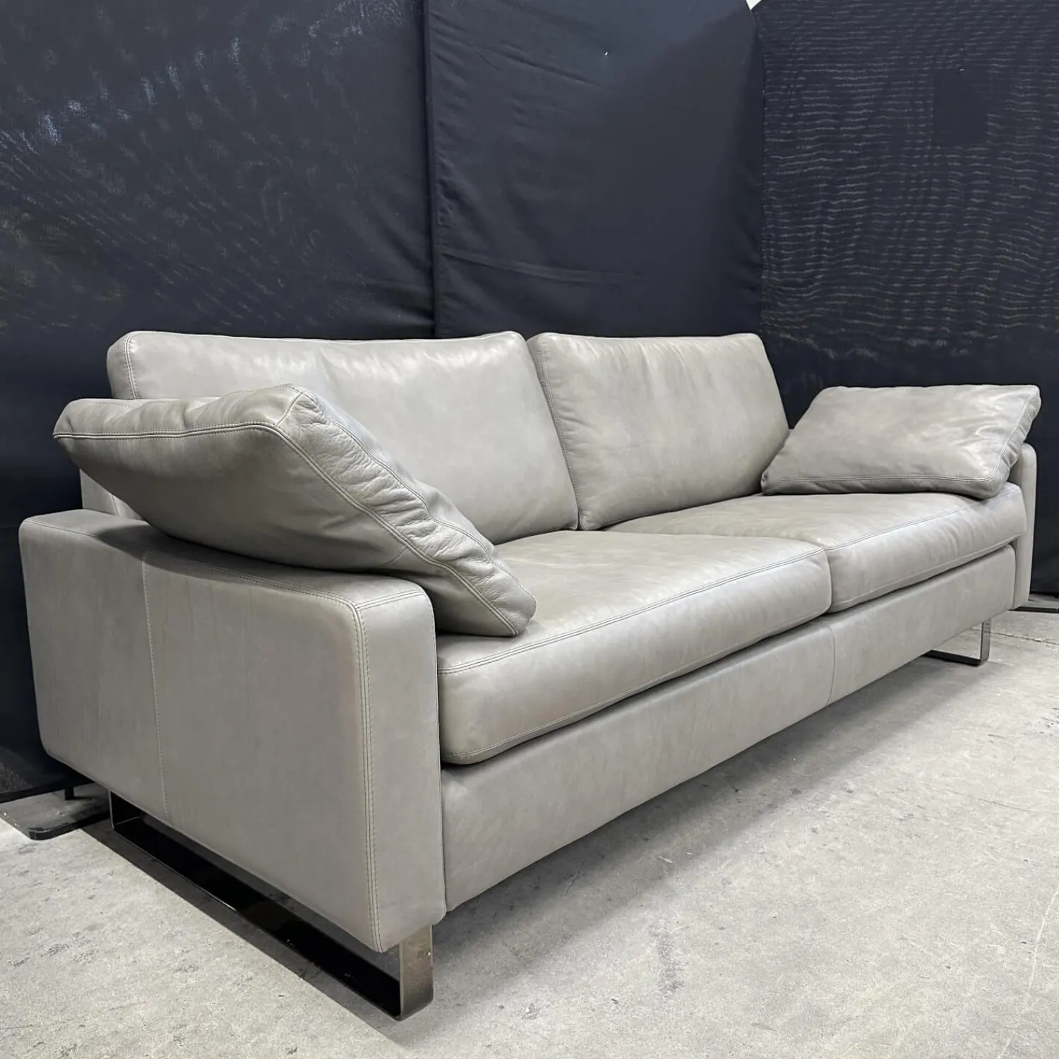 COR 2-Sitzer-Sofas|Sofa Conseta Leder Puro 911 Schlamm Grau Braun Metallkufen Schwarzchrom Inklusive 2 Armlehnkissen