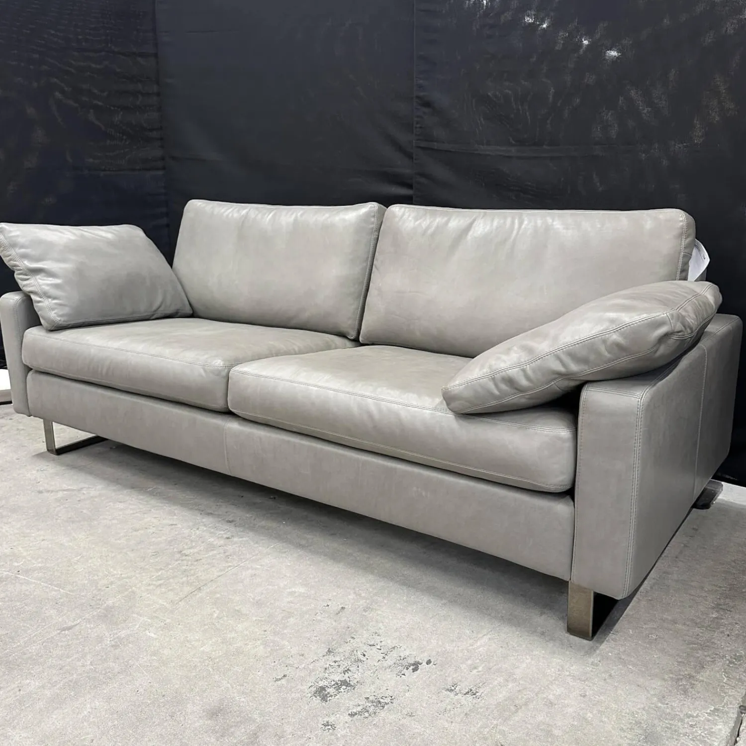 COR 2-Sitzer-Sofas|Sofa Conseta Leder Puro 911 Schlamm Grau Braun Metallkufen Schwarzchrom Inklusive 2 Armlehnkissen