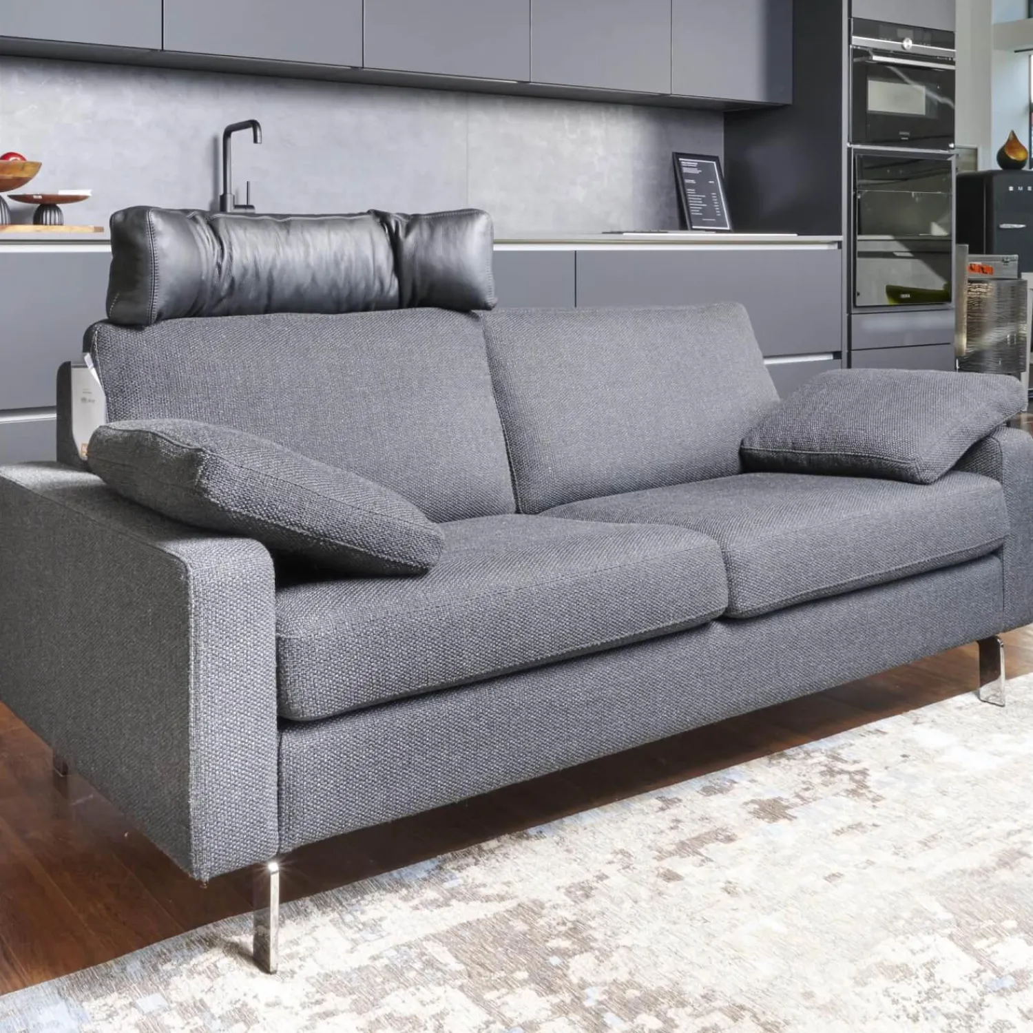 COR 2-Sitzer-Sofas|Sofa Conseta Stoff 5010 Anthrazit Schmalfuß Metall Verchromt mit Kissen und Kopfstütze