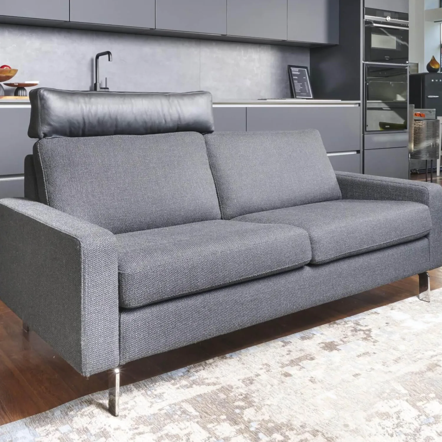 COR 2-Sitzer-Sofas|Sofa Conseta Stoff 5010 Anthrazit Schmalfuß Metall Verchromt mit Kissen und Kopfstütze