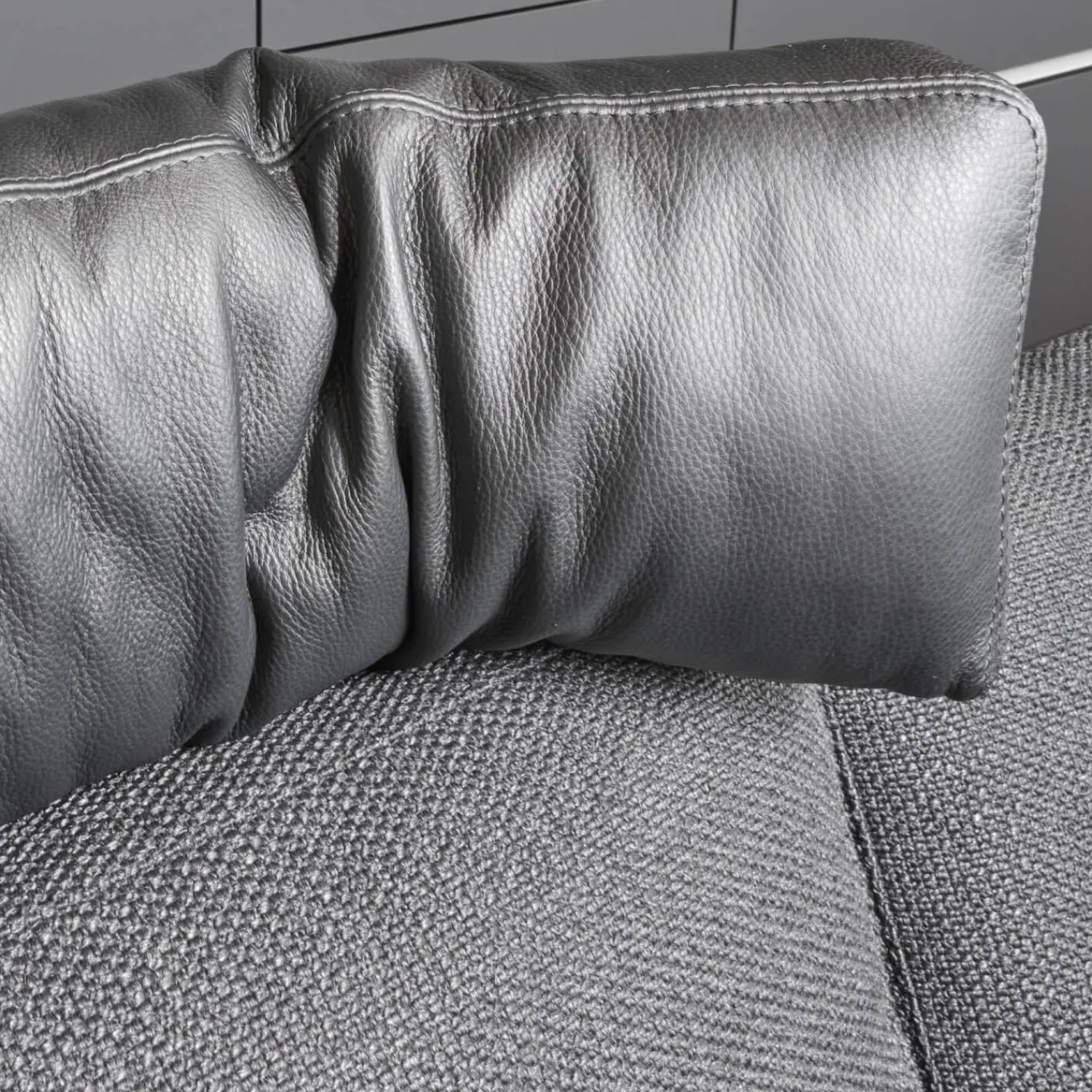 COR 2-Sitzer-Sofas|Sofa Conseta Stoff 5010 Anthrazit Schmalfuß Metall Verchromt mit Kissen und Kopfstütze