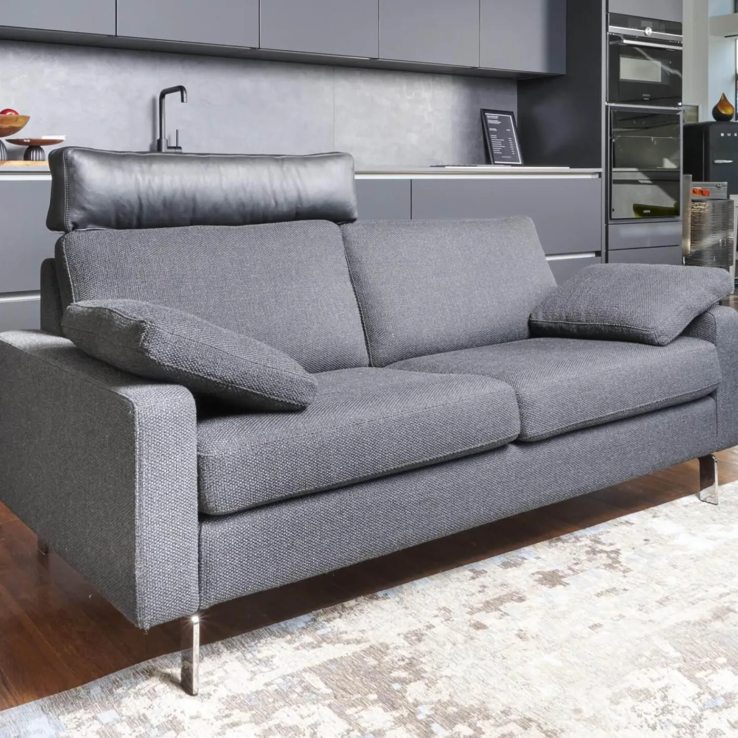 COR 2-Sitzer-Sofas|Sofa Conseta Stoff 5010 Anthrazit Schmalfuß Metall Verchromt mit Kissen und Kopfstütze