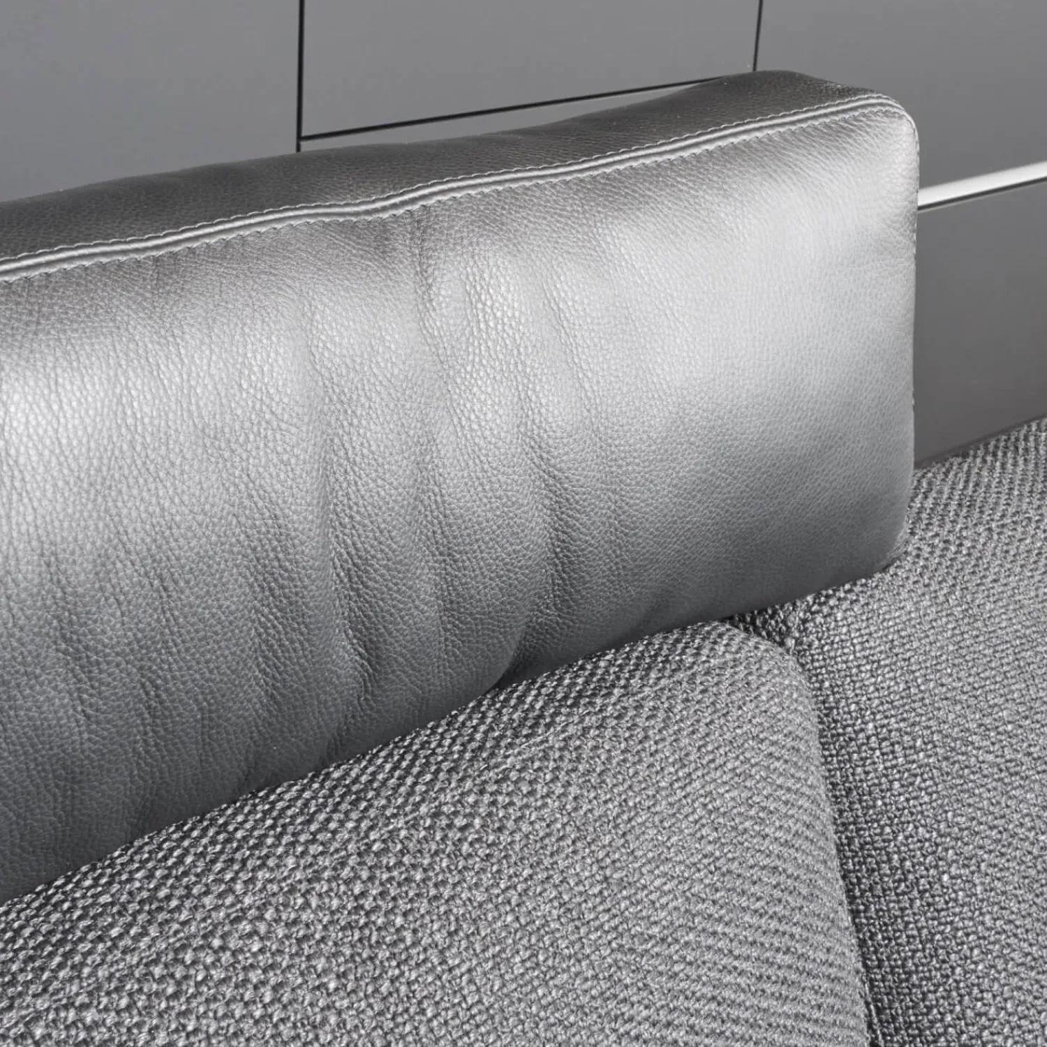COR 2-Sitzer-Sofas|Sofa Conseta Stoff 5010 Anthrazit Schmalfuß Metall Verchromt mit Kissen und Kopfstütze