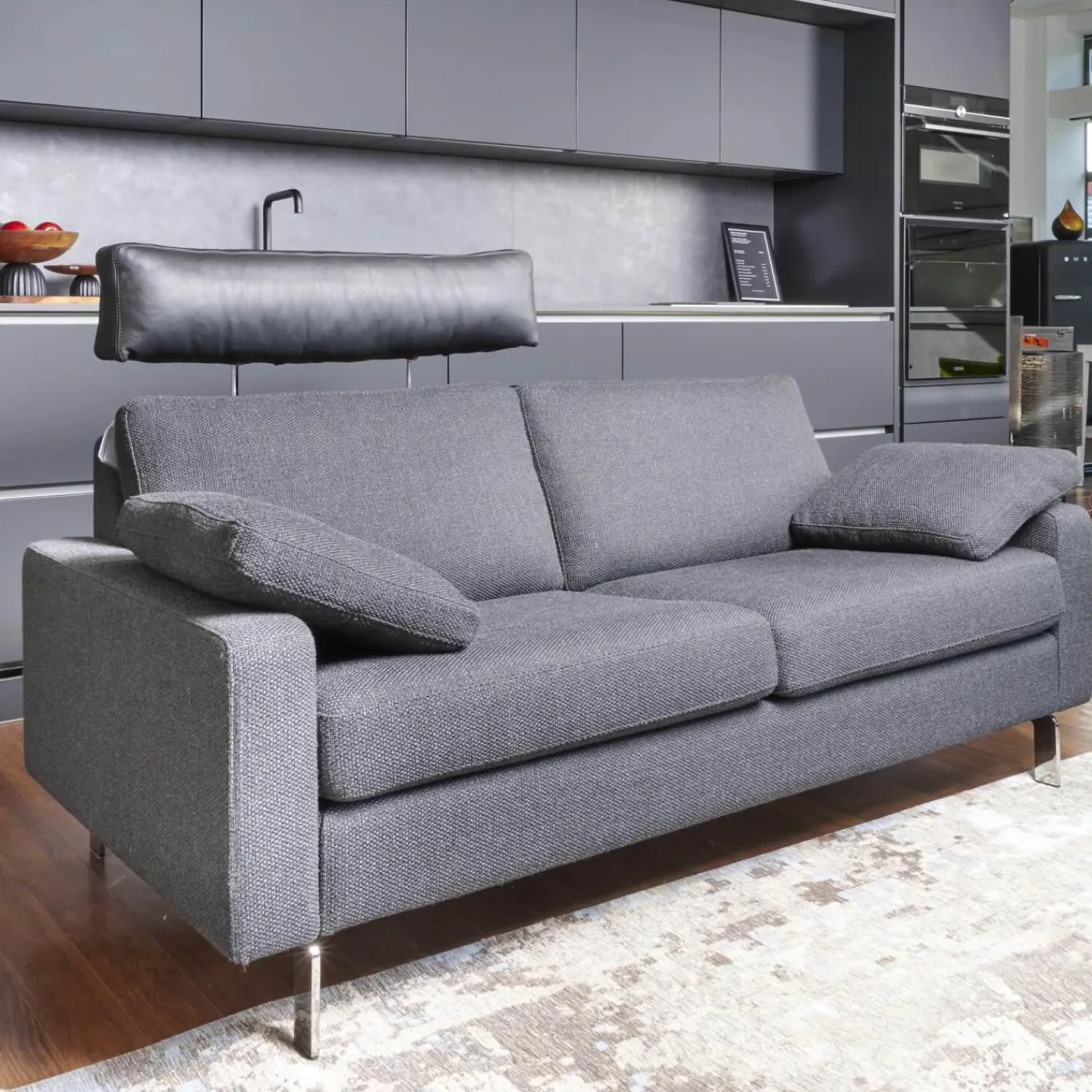 COR 2-Sitzer-Sofas|Sofa Conseta Stoff 5010 Anthrazit Schmalfuß Metall Verchromt mit Kissen und Kopfstütze