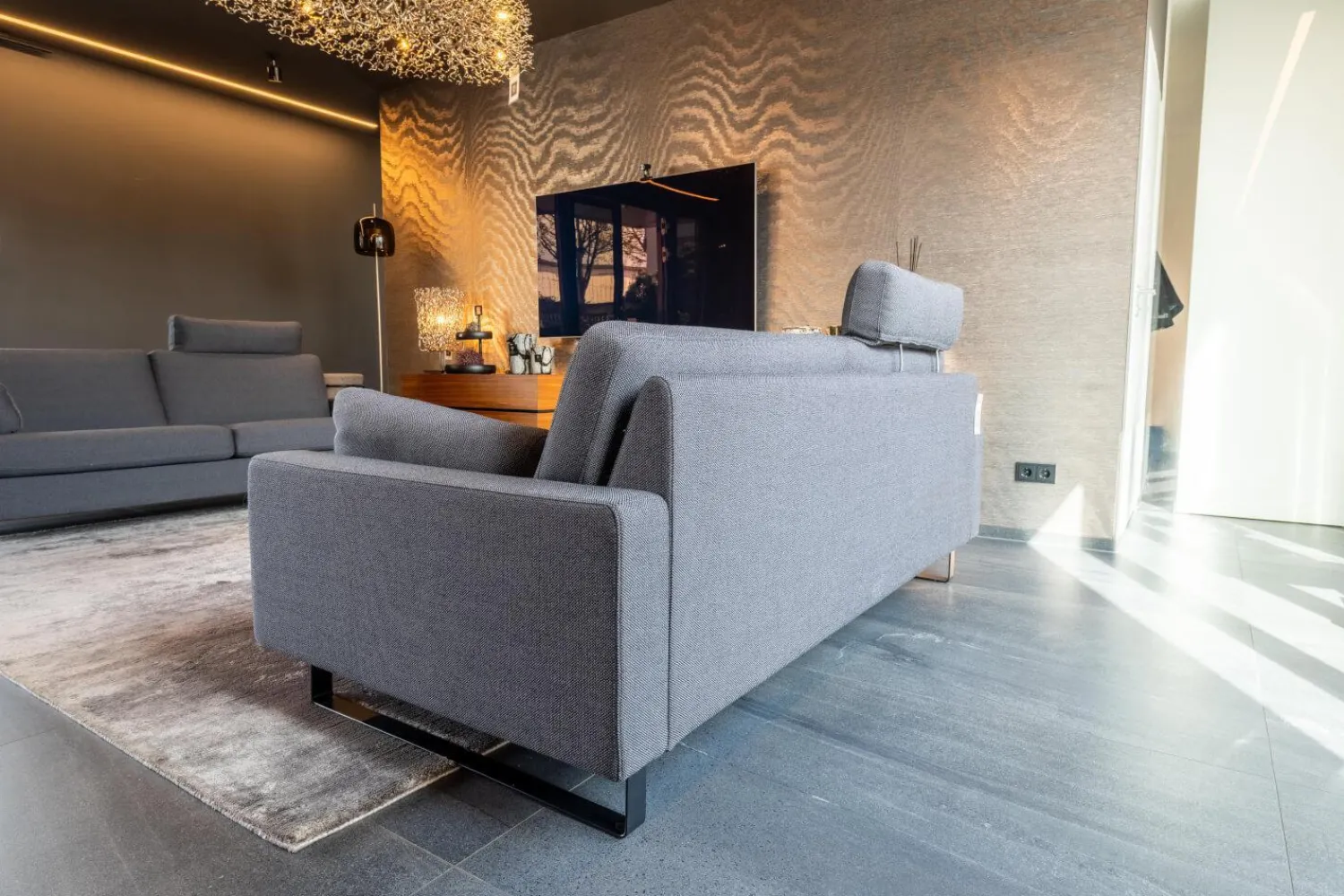 COR Polstergruppen|2-Sitzer-Sofas|Sofa Conseta Stoff 10068 Asphalt Grau Bodenfrei Metallkufen Schwarz Pulverbeschichtet Mit Armlehnen Und Kopfstütze