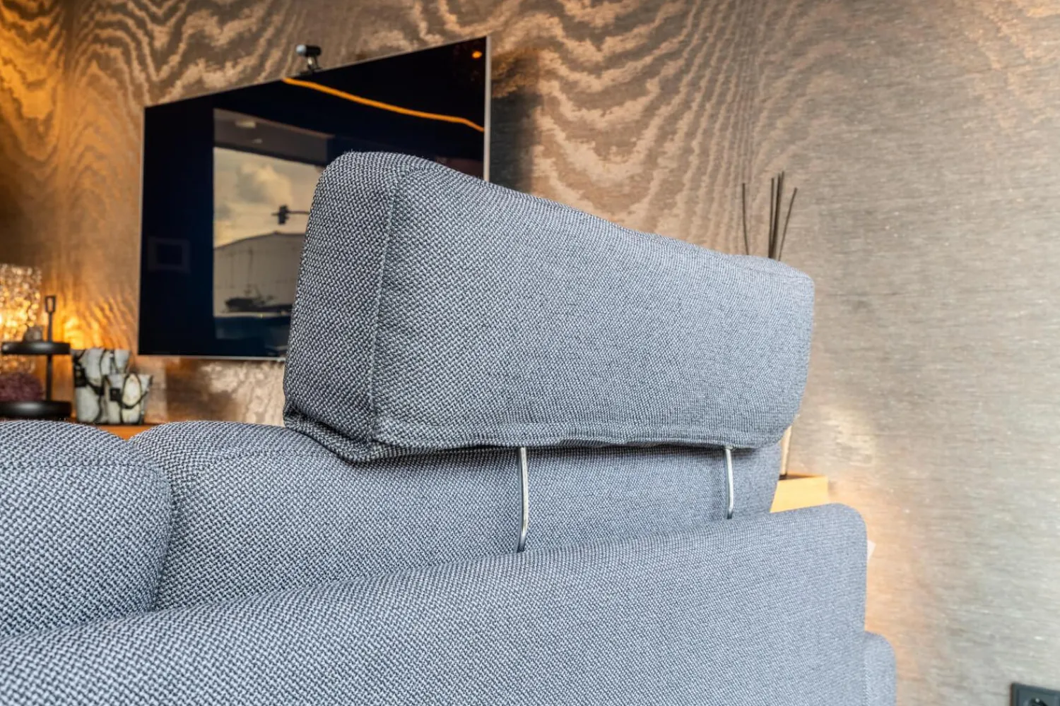 COR Polstergruppen|2-Sitzer-Sofas|Sofa Conseta Stoff 10068 Asphalt Grau Bodenfrei Metallkufen Schwarz Pulverbeschichtet Mit Armlehnen Und Kopfstütze