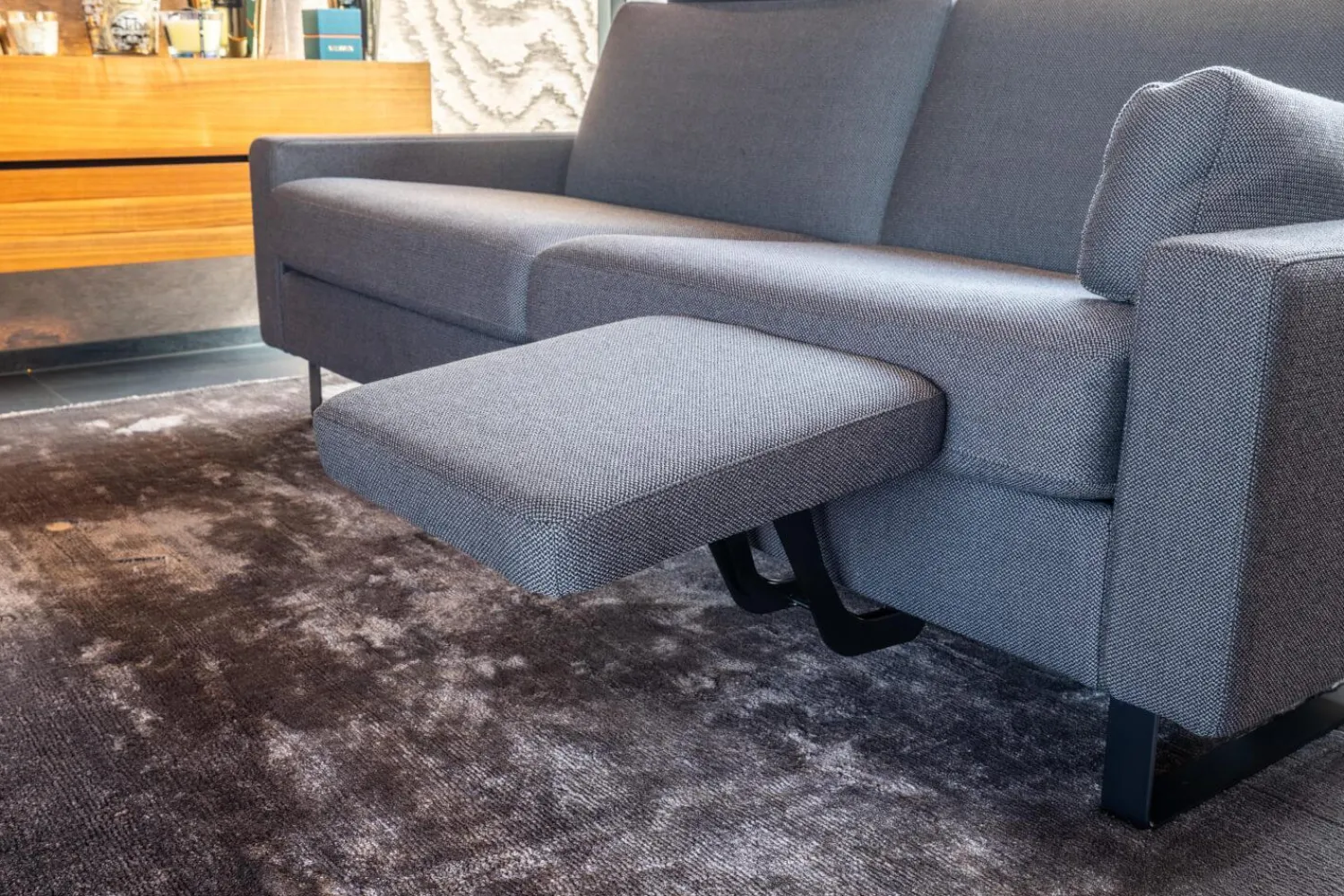 COR Polstergruppen|2-Sitzer-Sofas|Sofa Conseta Stoff 10068 Asphalt Grau Bodenfrei Metallkufen Schwarz Pulverbeschichtet Mit Armlehnen Und Kopfstütze