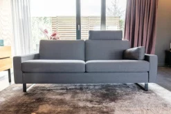 COR Polstergruppen|2-Sitzer-Sofas|Sofa Conseta Stoff 10068 Asphalt Grau Bodenfrei Metallkufen Schwarz Pulverbeschichtet Mit Armlehnen Und Kopfstütze