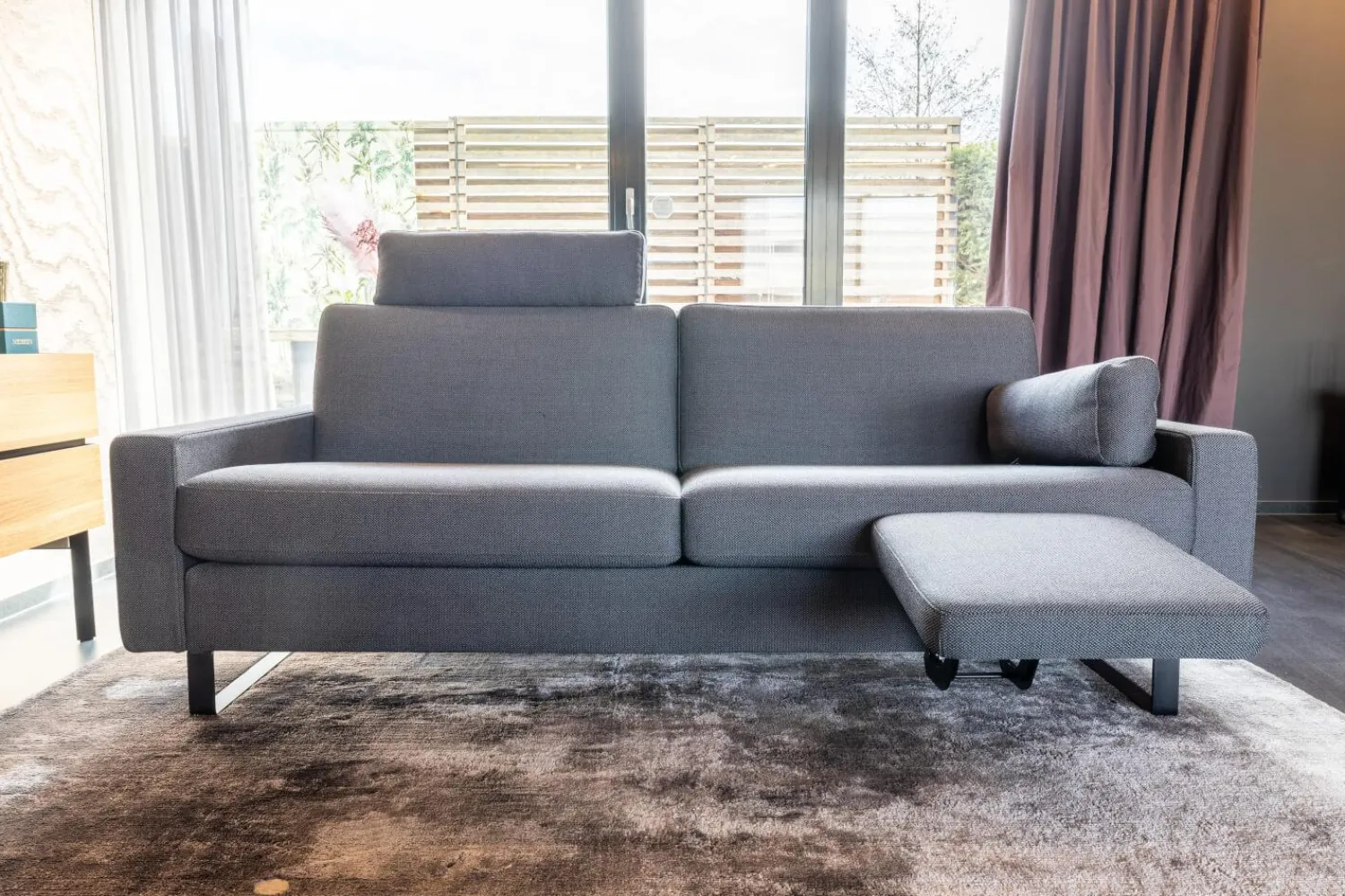 COR Polstergruppen|2-Sitzer-Sofas|Sofa Conseta Stoff 10068 Asphalt Grau Bodenfrei Metallkufen Schwarz Pulverbeschichtet Mit Armlehnen Und Kopfstütze