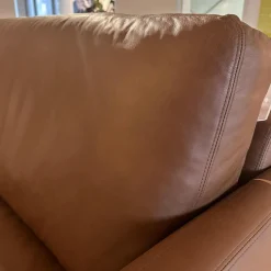 Contur 2-Sitzer-Sofas|Sofa Cuneo Bezug Leder Anilina Touch 19 Cognac Braun Schwebefüße Metall Schwarz Lackiert