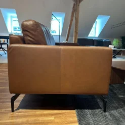 Contur 2-Sitzer-Sofas|Sofa Cuneo Bezug Leder Anilina Touch 19 Cognac Braun Schwebefüße Metall Schwarz Lackiert