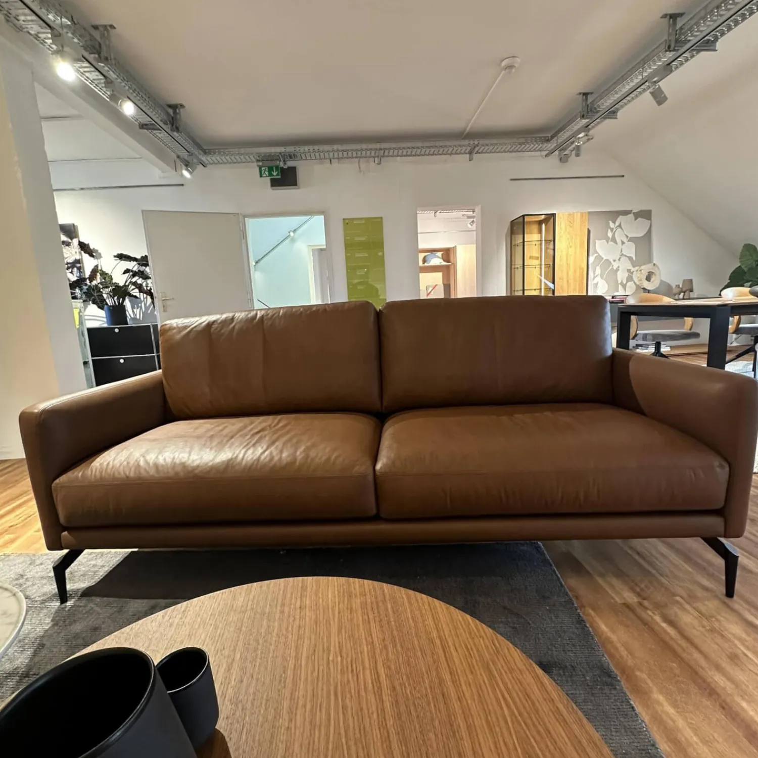 Contur 2-Sitzer-Sofas|Sofa Cuneo Bezug Leder Anilina Touch 19 Cognac Braun Schwebefüße Metall Schwarz Lackiert