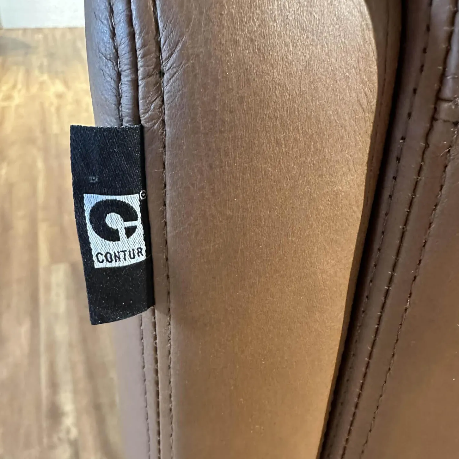 Contur 2-Sitzer-Sofas|Sofa Cuneo Bezug Leder Anilina Touch 19 Cognac Braun Schwebefüße Metall Schwarz Lackiert