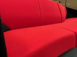 Fritz Hansen Wohnlandschaften|Sofa Decision Stoff Rot Schwarz Gestell Verchromt