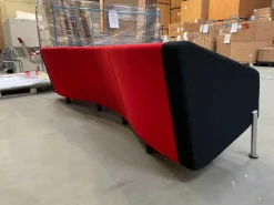 Fritz Hansen Wohnlandschaften|Sofa Decision Stoff Rot Schwarz Gestell Verchromt